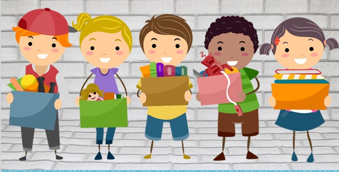 Crianças com sacolas de doações