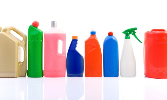 Foto de garrafas de produtos de limpeza diversos