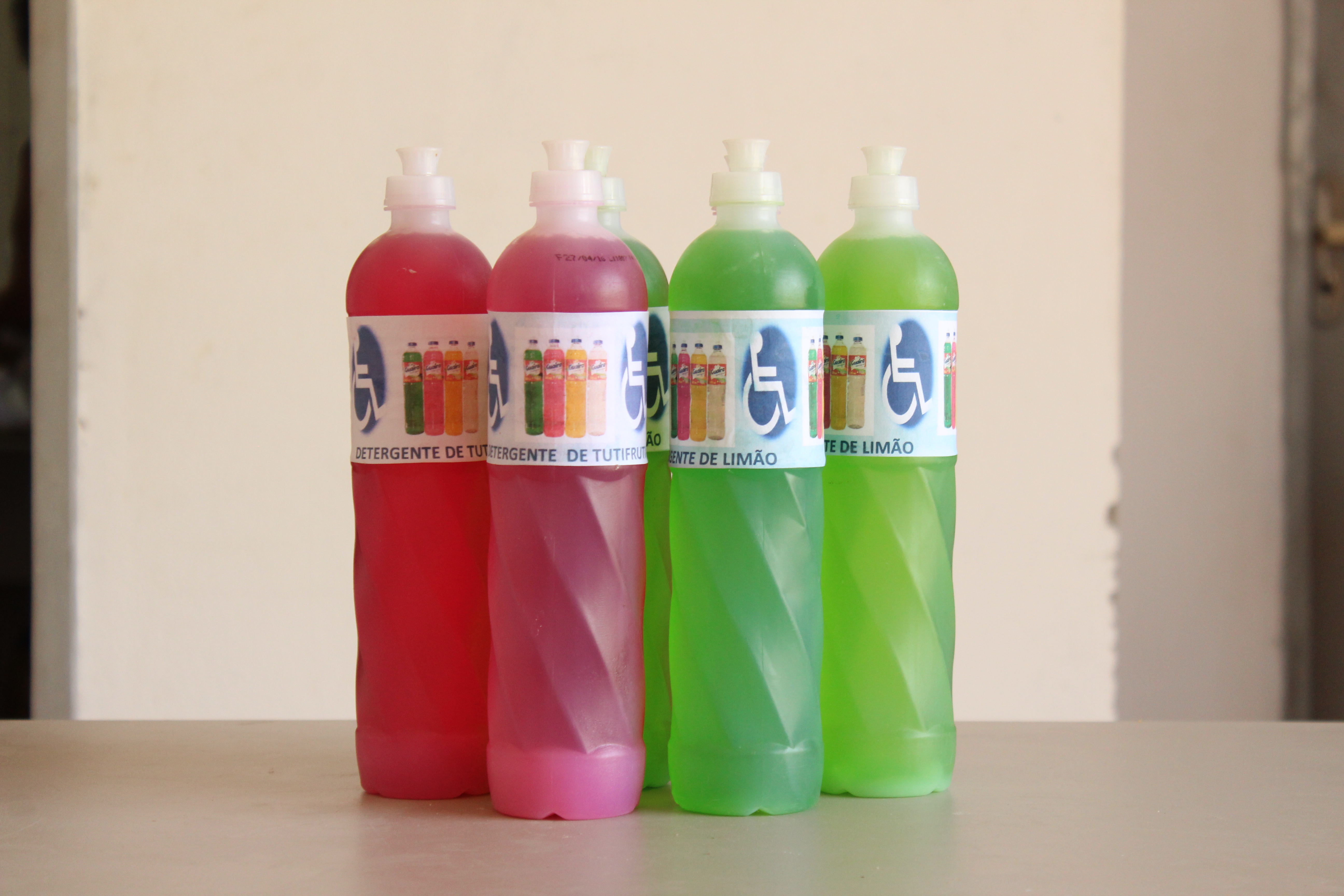 Foto dos detergentes de 500ml ou meio litro produzidos pela ACAPORD