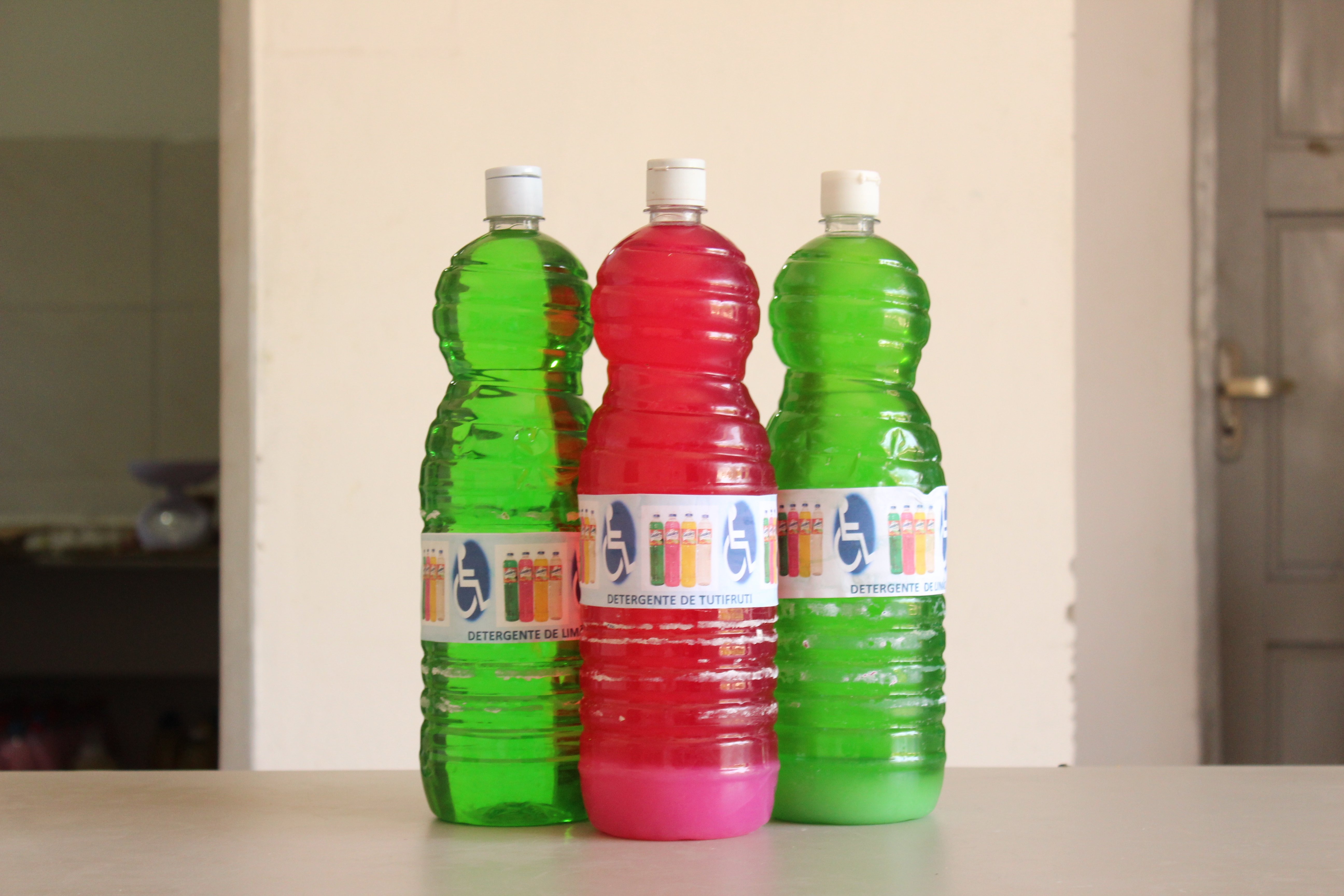 Foto dos detergentes de 2 litros produzidos pela ACAPORD